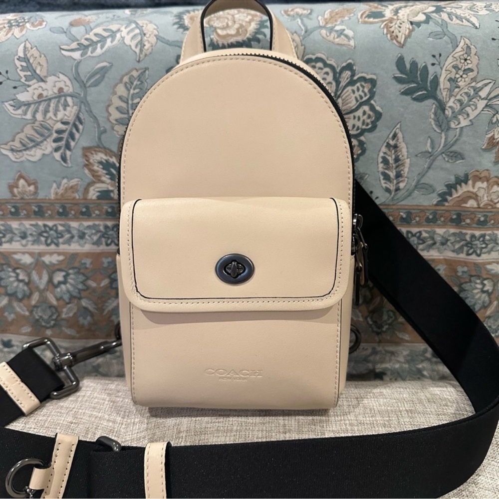 NWOT COACH Cream Turn Lock Sling Bag